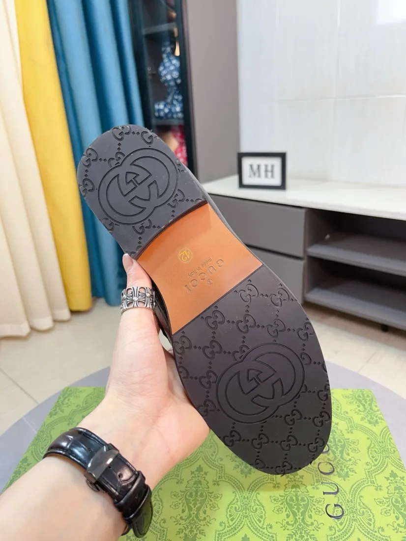 Men's shoes 💰500🌹🌹Niuli [GUCCI Gucci] A new style of formal men's leather shoes is coming~ The original quality upper is made of patent leather imported from Italy, the leather is soft and delicate, comfortable and soft first-layer cowhide lining, rubber wear-resistant outsole, the shoe shape is dignified and domineering, and the luxury charm cannot be concealed! The natural and free nouveau riche leads the trend. Code number: 38-44